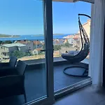 Leona Apartment *